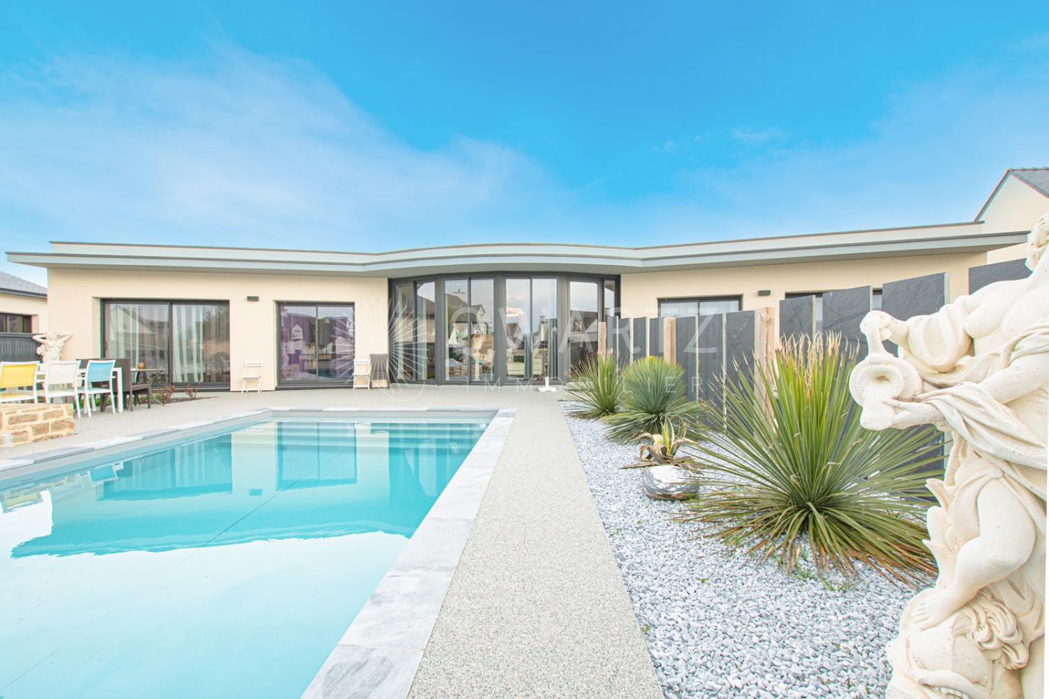 Maison d'architecte et piscine bord de mer Golfe du Morbihan