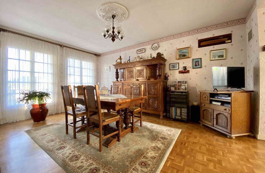 VENDU PAR NOS SOINS Maison sur grand terrain Larmor-Plage proche bourg et plage